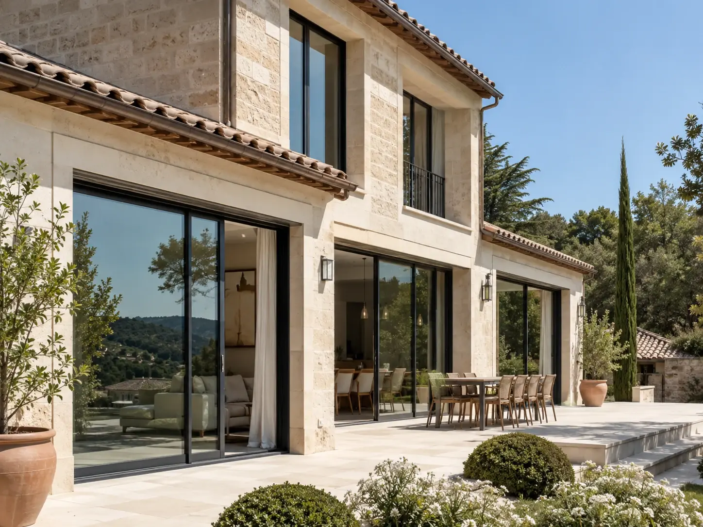 Maison contemporaine avec grandes fenêtres et menuiseries extérieures