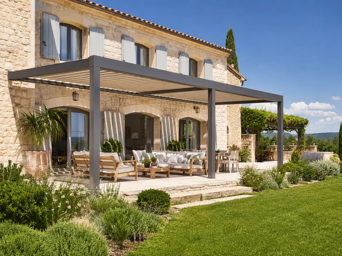 Pergola moderne sur terrasse de maison méditerranéenne